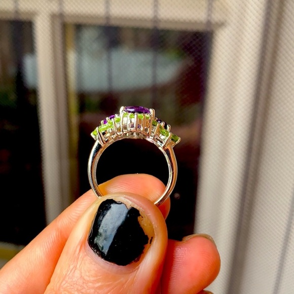 Sparkly statement ring. - Picture 4 of 5